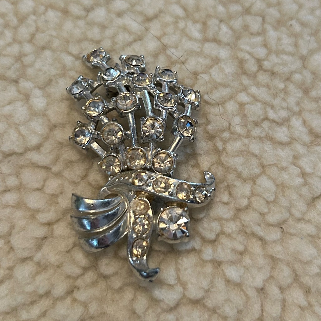 Vtg Gerry’s Elegant Silver Rhinestone Brooch